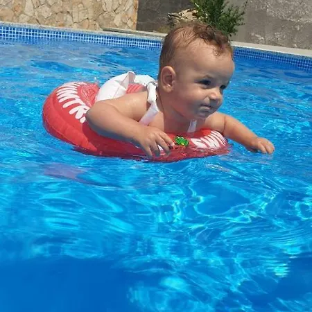 Privatunterkunft Mara-ana With Outdoor Swimming Poll Šibenik